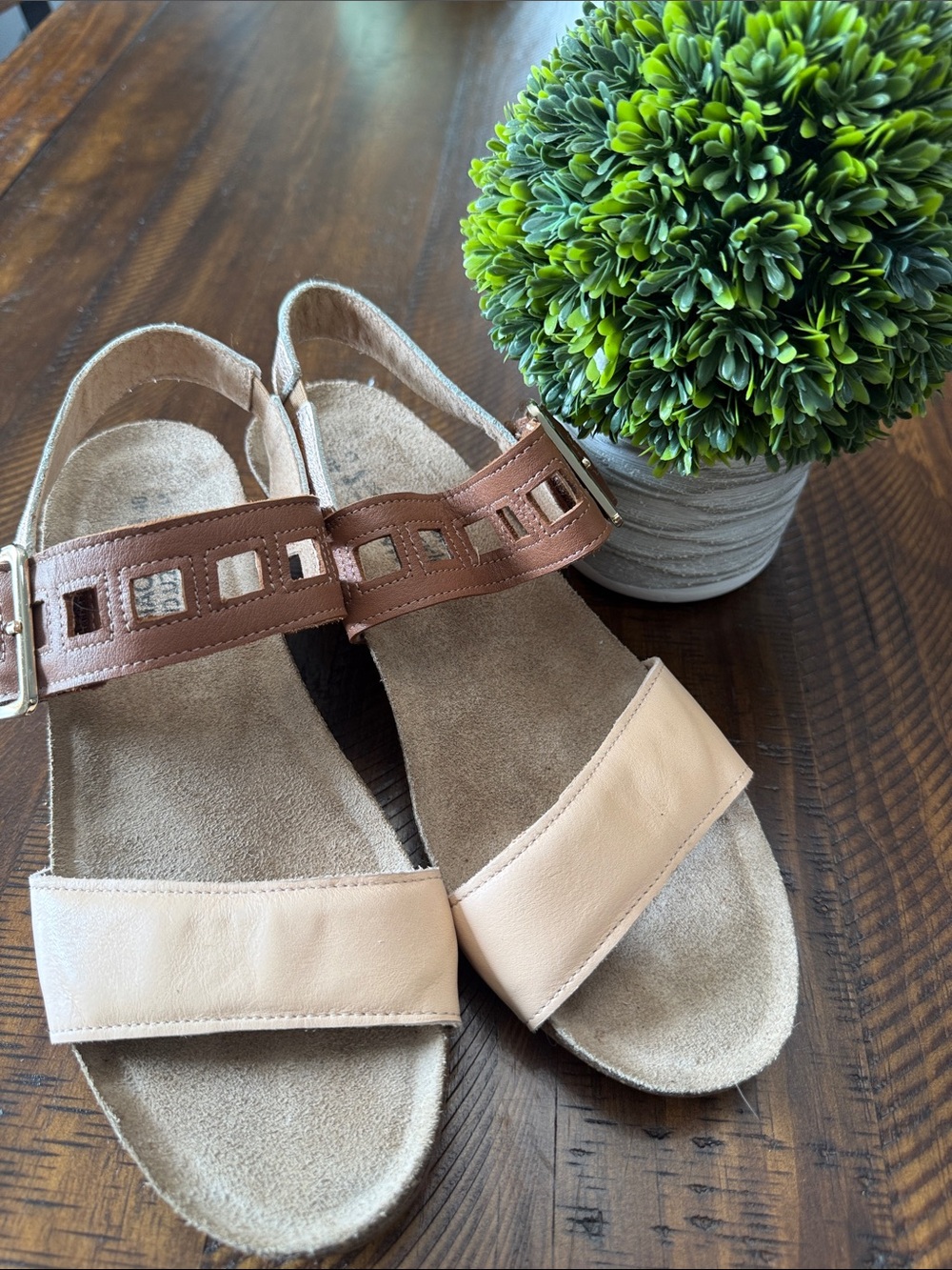 New Women’s Naot Two-Tone Cream Pinkish, & Tan Velcro strap Open-Toe Sandals 40